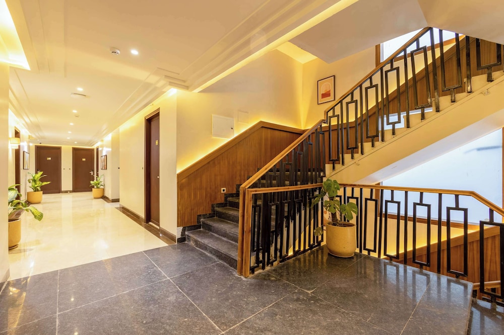 Saltstayz Premier - Sector 50 & Golf Course Ext Road