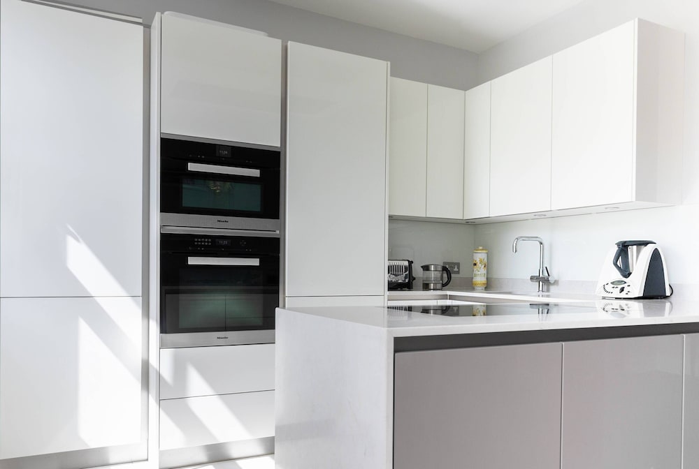 Bassett Road XII by Onefinestay