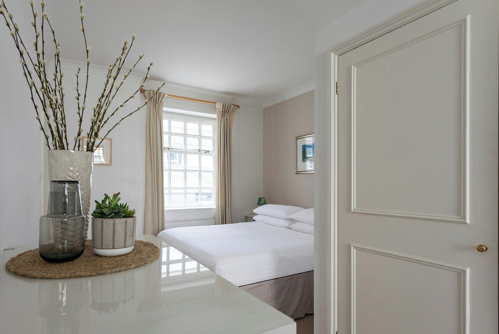 Bathurst Mews III by Onefinestay