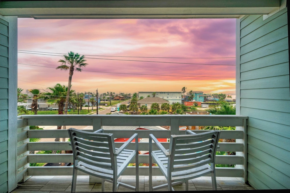 Sleeps 33! 4 Condos, Walk to the Beach, Resort-style Pool, Endless Summer Resort