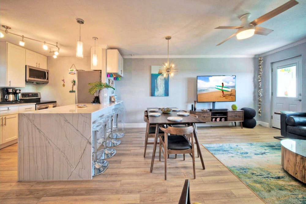 Sleeps 18, 2 Condos Beach Access, Pool, Views, Tennis + Pickleball Courts