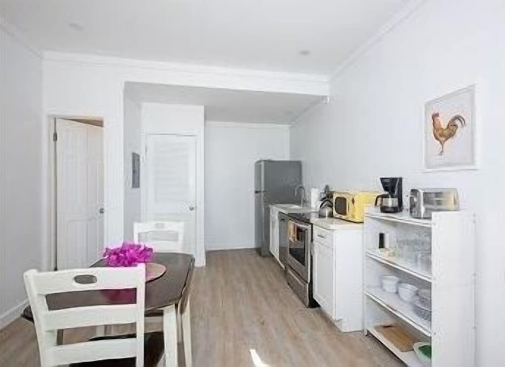 Laughing Bird Studio #7 - Brand New Stylish Apartment, Pool, Bea 1 Bedroom Condo, photo 42