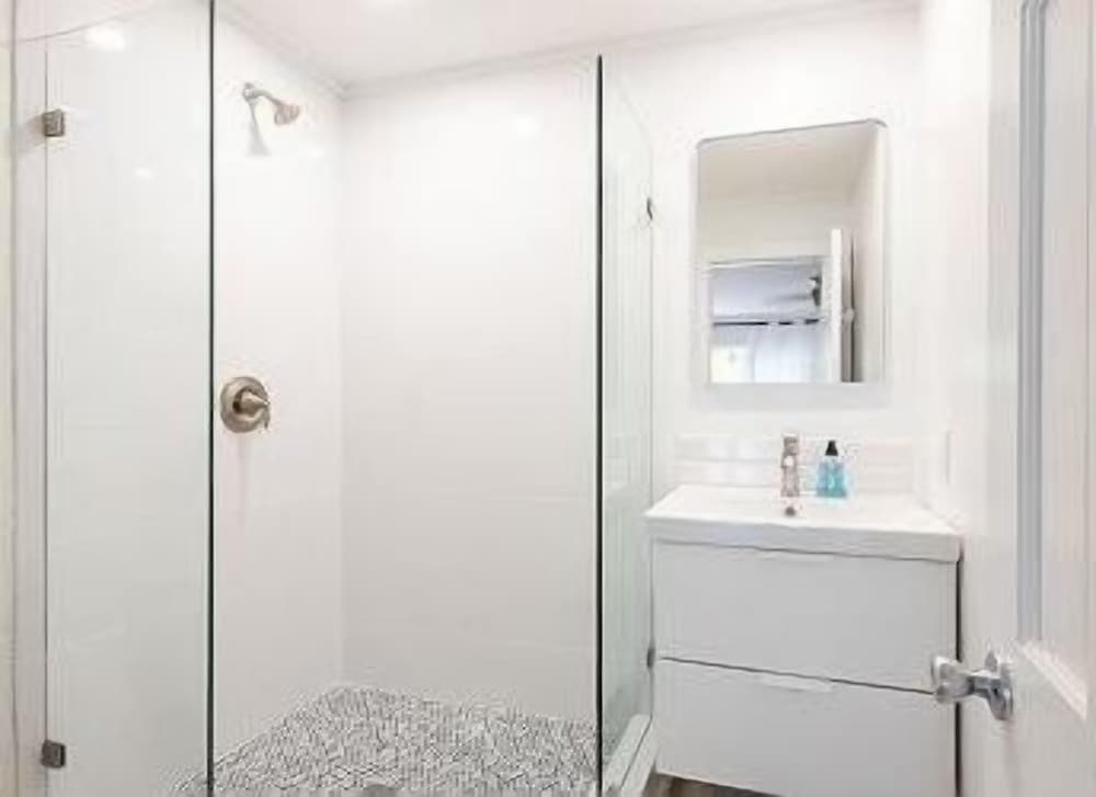 Laughing Bird Studio #7 - Brand New Stylish Apartment, Pool, Bea 1 Bedroom Condo, photo 83