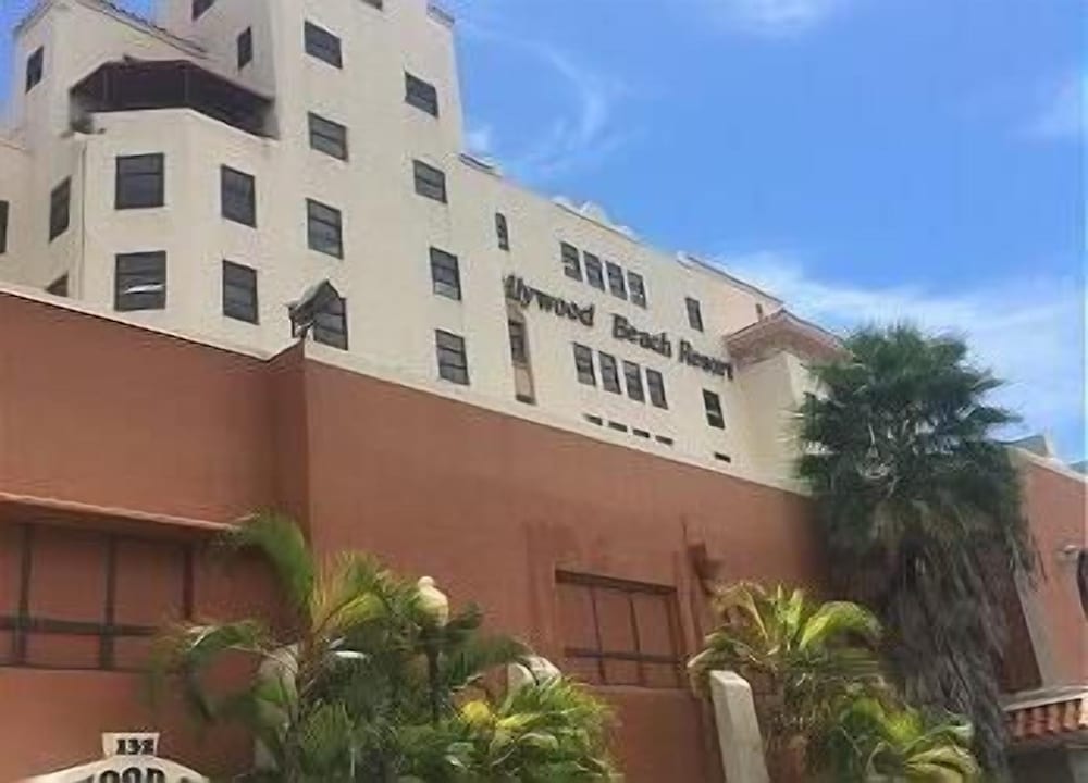 Hollywood Beach Resort - Renovated Large Studio