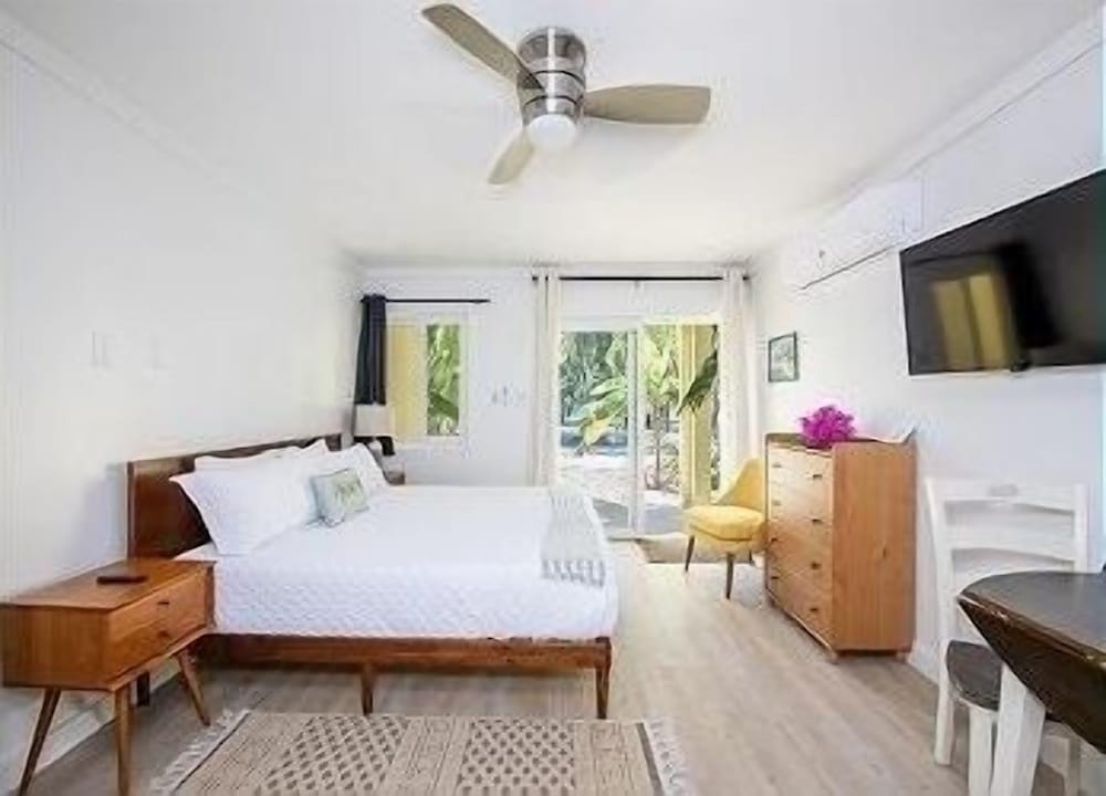 Laughing Bird Studio #7 - Brand New Stylish Apartment, Pool, Bea 1 Bedroom Condo, photo 25