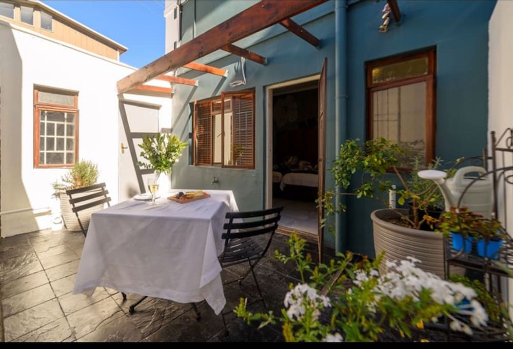 Leeuwenzee Guesthouse - Court Yard With Self Catering