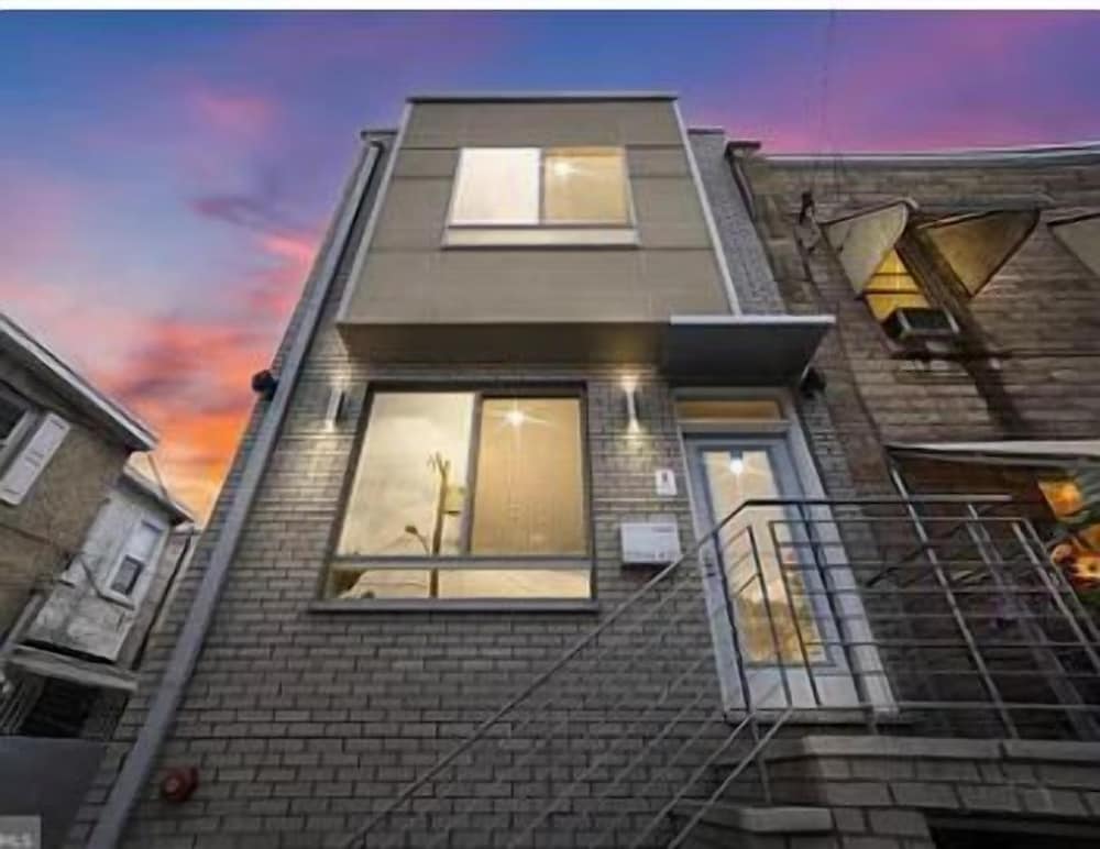 University City - Philadelphia 6 Bedroom Home by RedAwning view 4