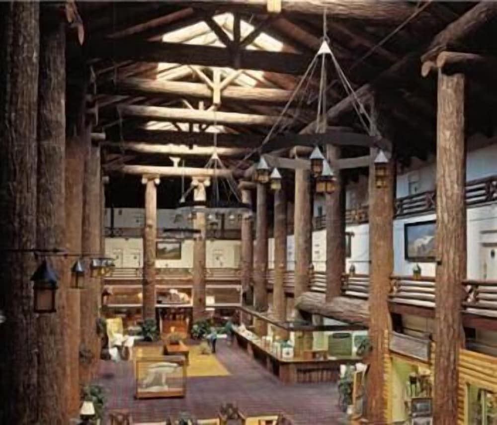 Glacier Park Lodge
