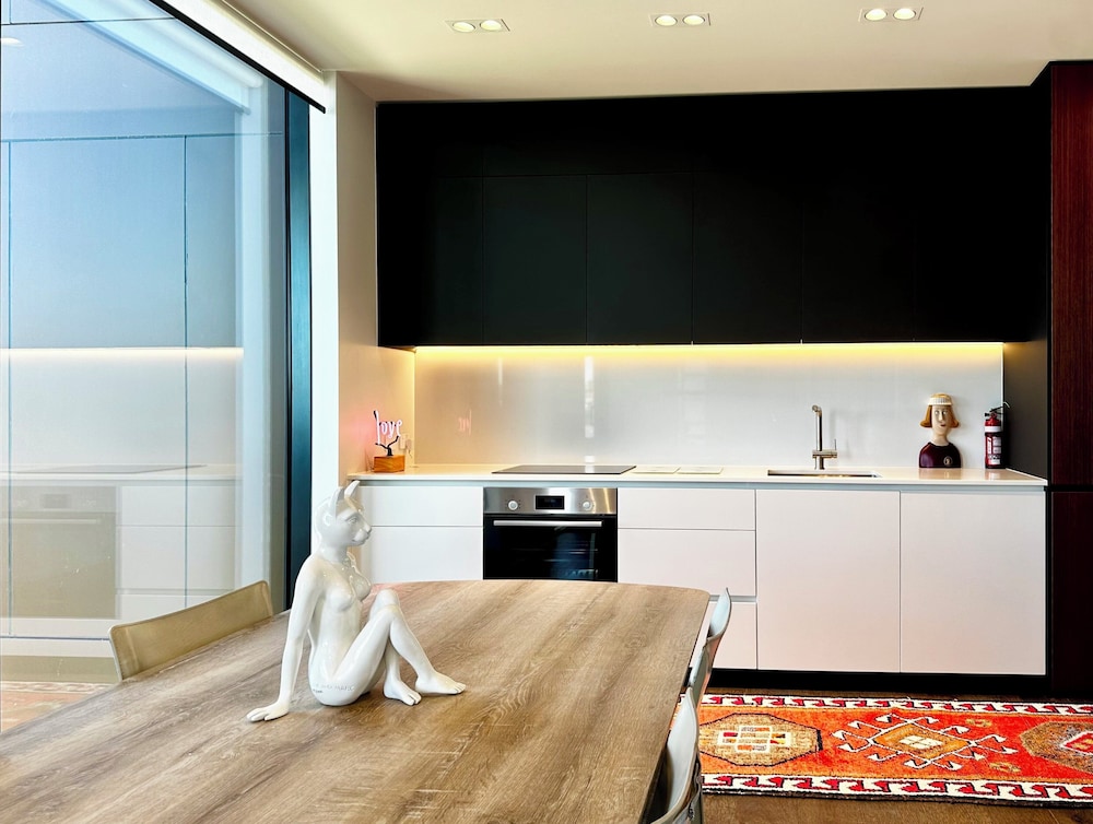 1BR with Balcony Close to Ferry by Zodiak Stays