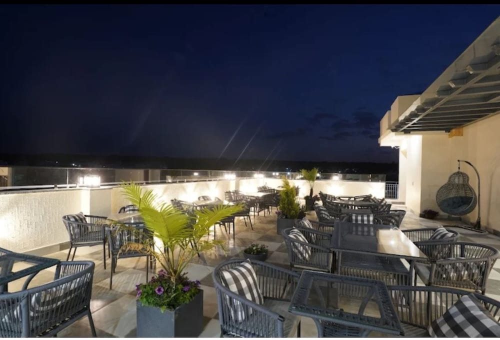 Su Casa Banquets and Hotel