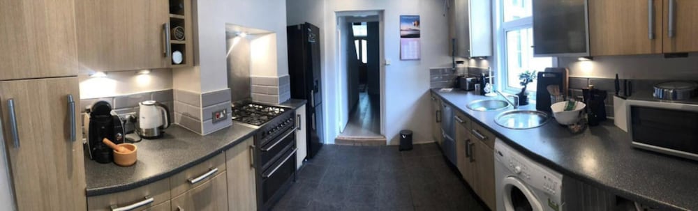 Inviting 3-bed House in Beckenham view 4