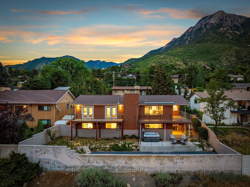 All-new Luxe Stay Views, Sauna & Hot Tub 7 Bedroom Villa