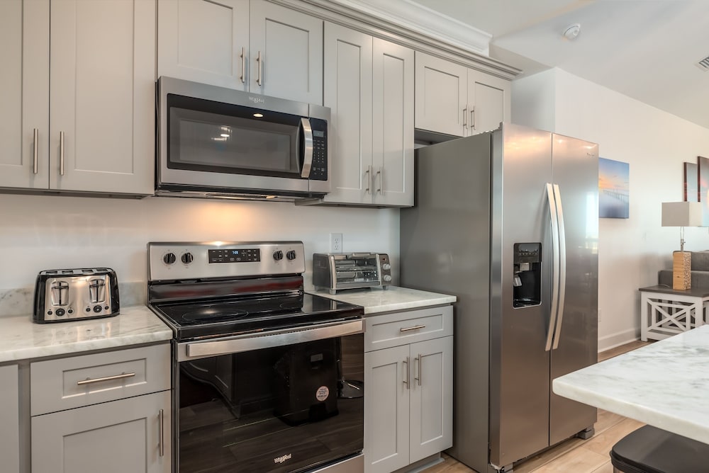 Wine N' Sea - 2704 Bienville 5 Bedroom Home by RedAwning