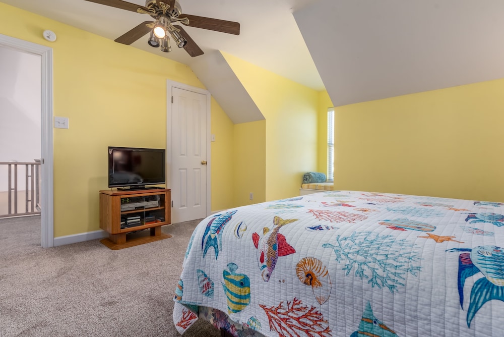 Breezy Decks - 601 Hernando Pl 4 Bedroom Home