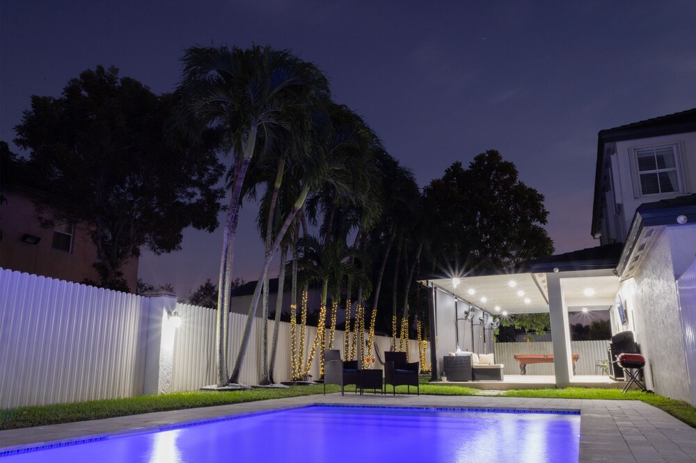 Miami Getaway Heated Pool House & Pool Table Villa