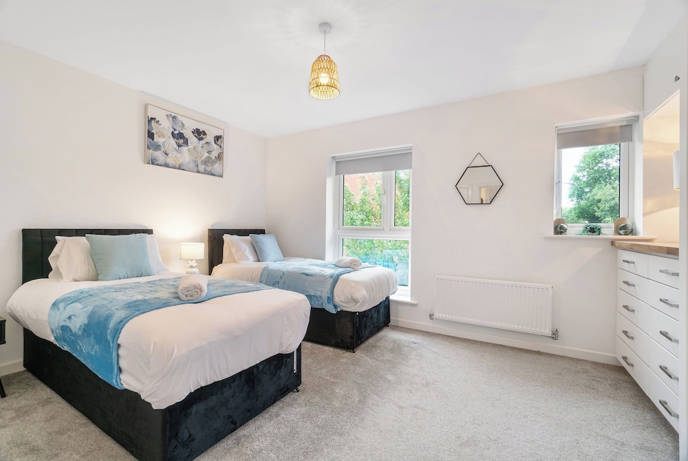 House - Sleeps 4 - Garden - Parking view 2