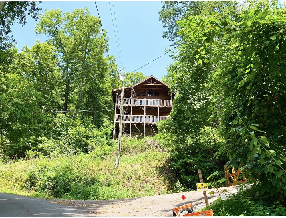 Picture Perfect 2 Bedroom Cabin by RedAwning - Property Image 14