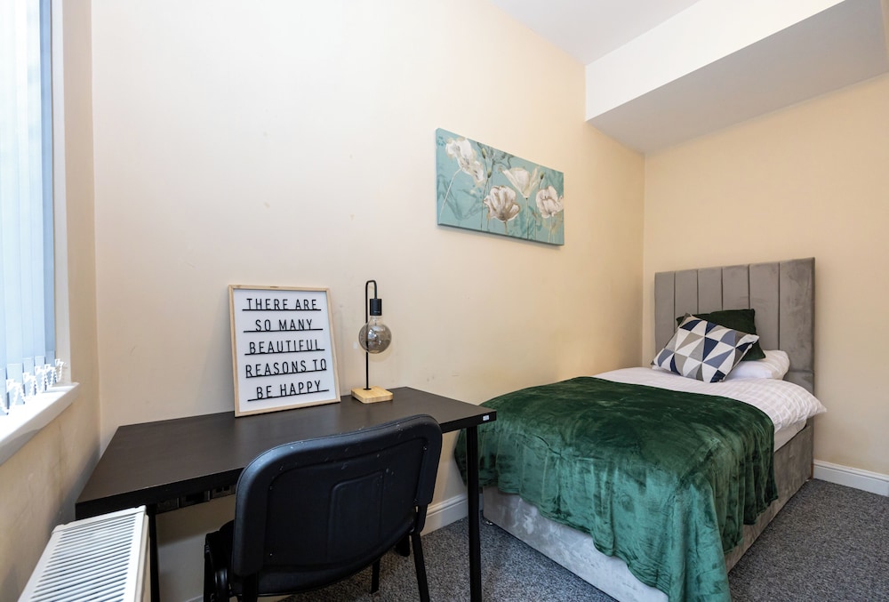 Cosy 4 Bed Townhouse Near Keele University and Royal Stoke Hospital