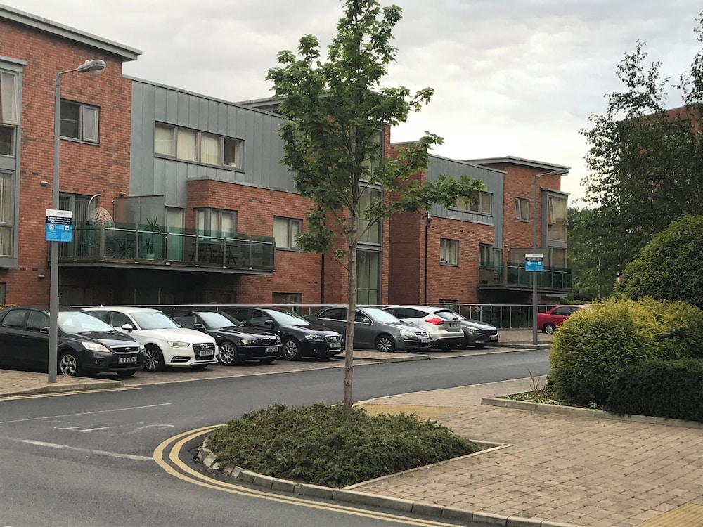 Central Dublin 2-bed Apartment -sleeps 5 & Parking