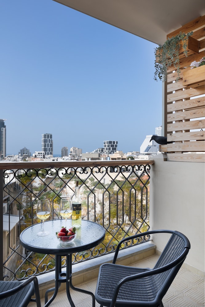 Chic and Sunny in the Heart of Tel Aviv view 5