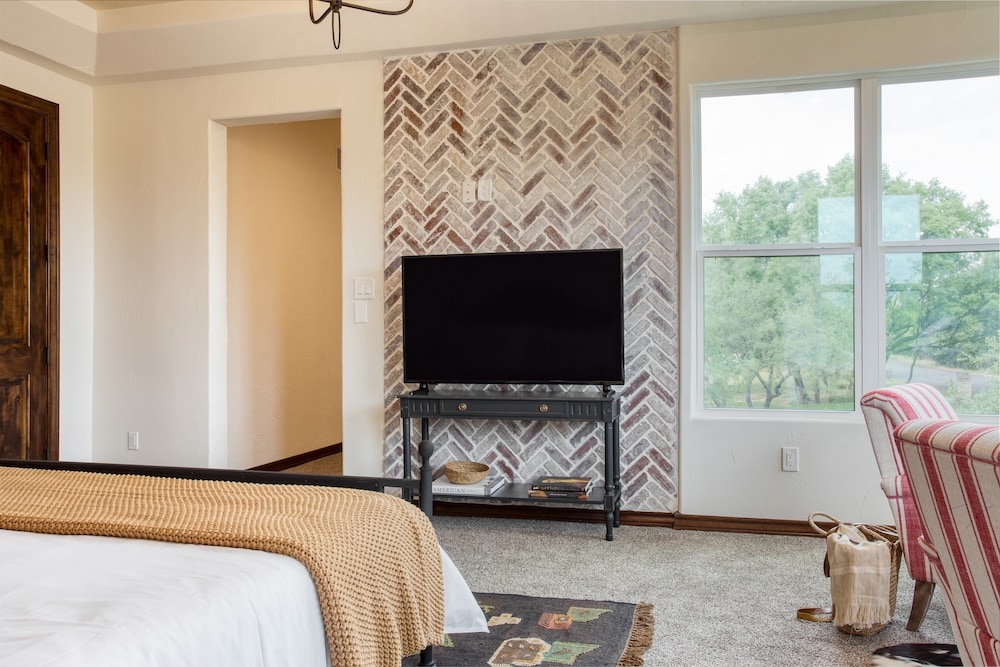 Hudson by Avantstay Magnificent Home w/ Beautiful Views, Multiple Living Areas, Pool & Games!