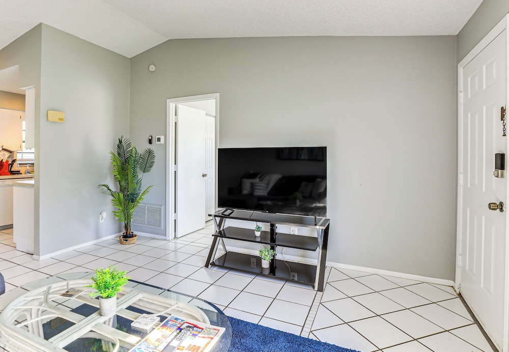 7 Mi to Beach: Cozy Home w/ Yard in Englewood!