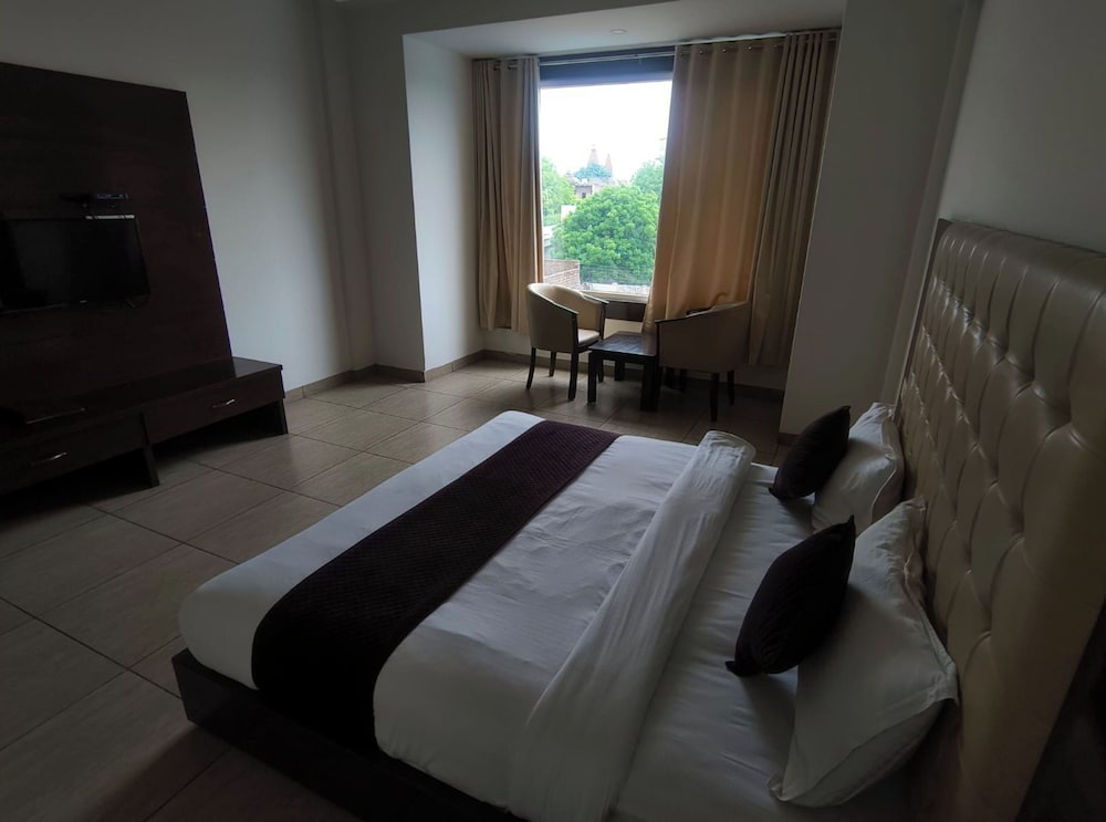 Hotel Girraj Inn
