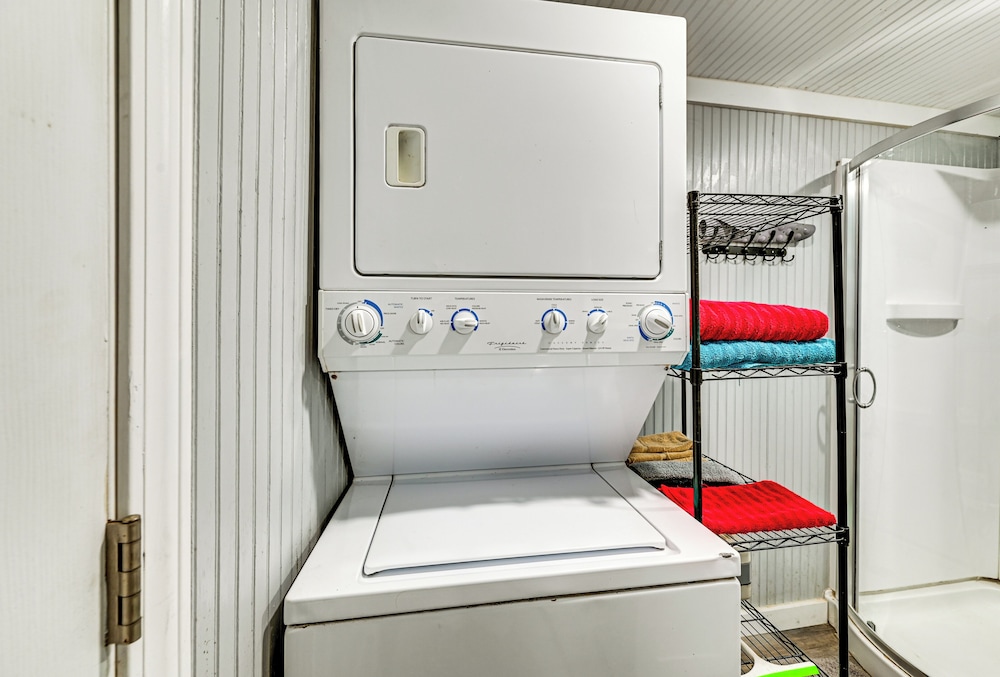 3 Mi to Dale Hollow Lake: Wooded Retreat w/ Decks!