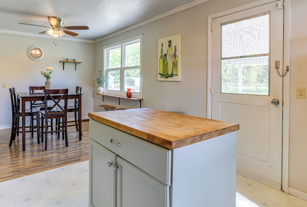 16 Mi to Wec: Horse-friendly Home on 5 Acres!