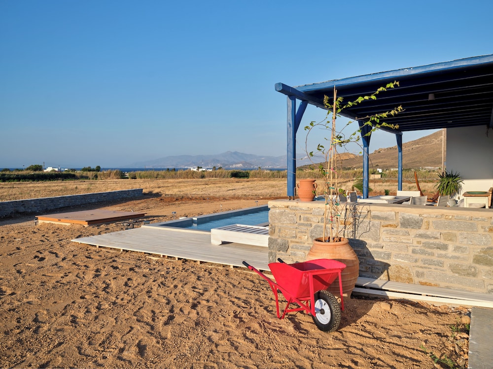 2 Bed Villa - Sleeps 6 - Pets - Pool - Parking