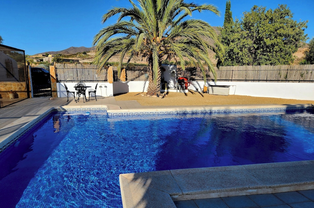 Casita-5guests-pool-patio-bbq-parking-fireplace