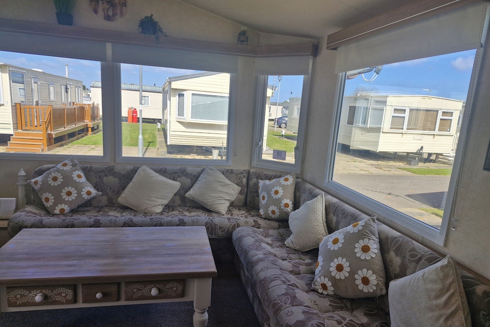 3-bed Caravan, Sleeps 8, Pool & Beach