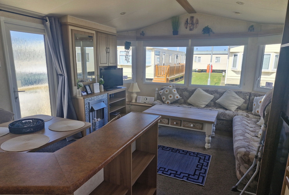 3-bed Caravan, Sleeps 8, Pool & Beach