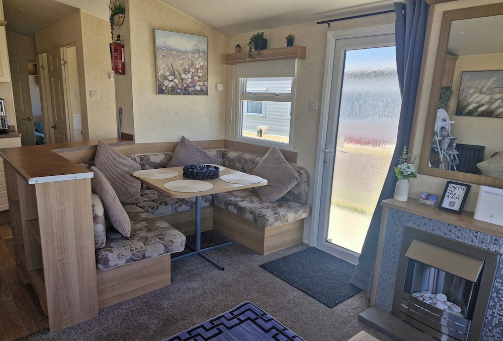 3-bed Caravan, Sleeps 8, Pool & Beach
