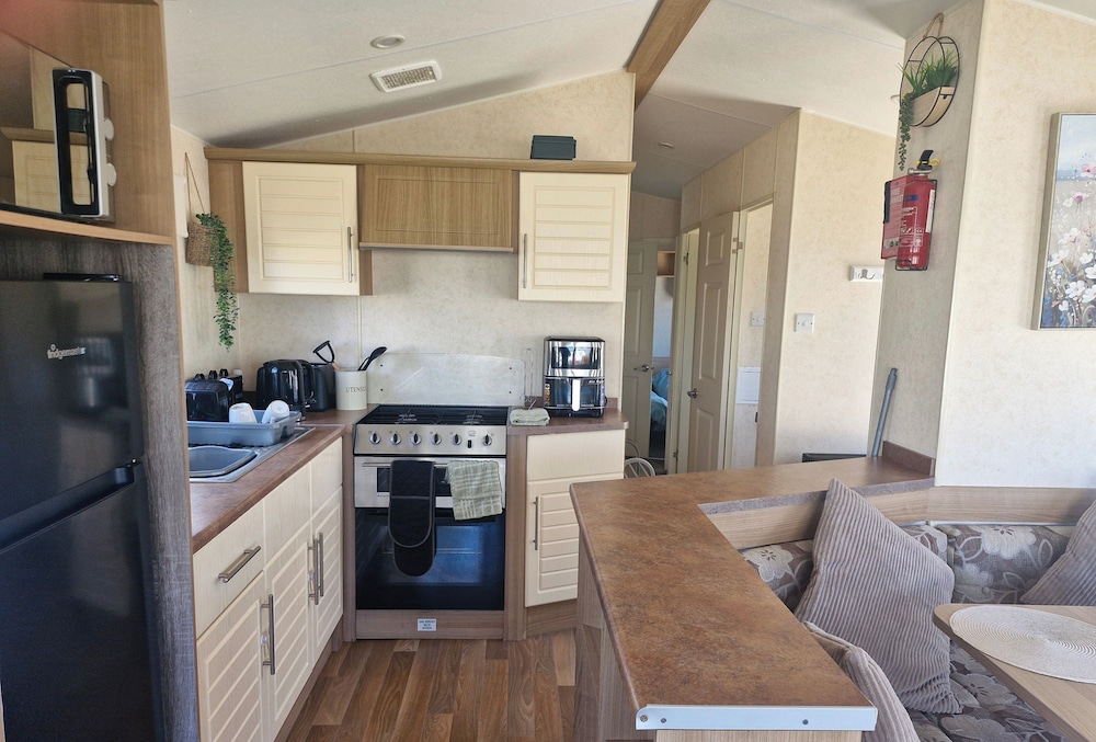3-bed Caravan, Sleeps 8, Pool & Beach