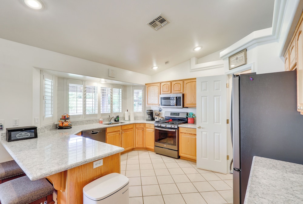 Kingman Family Home: Yard, Grill & Room to Relax!