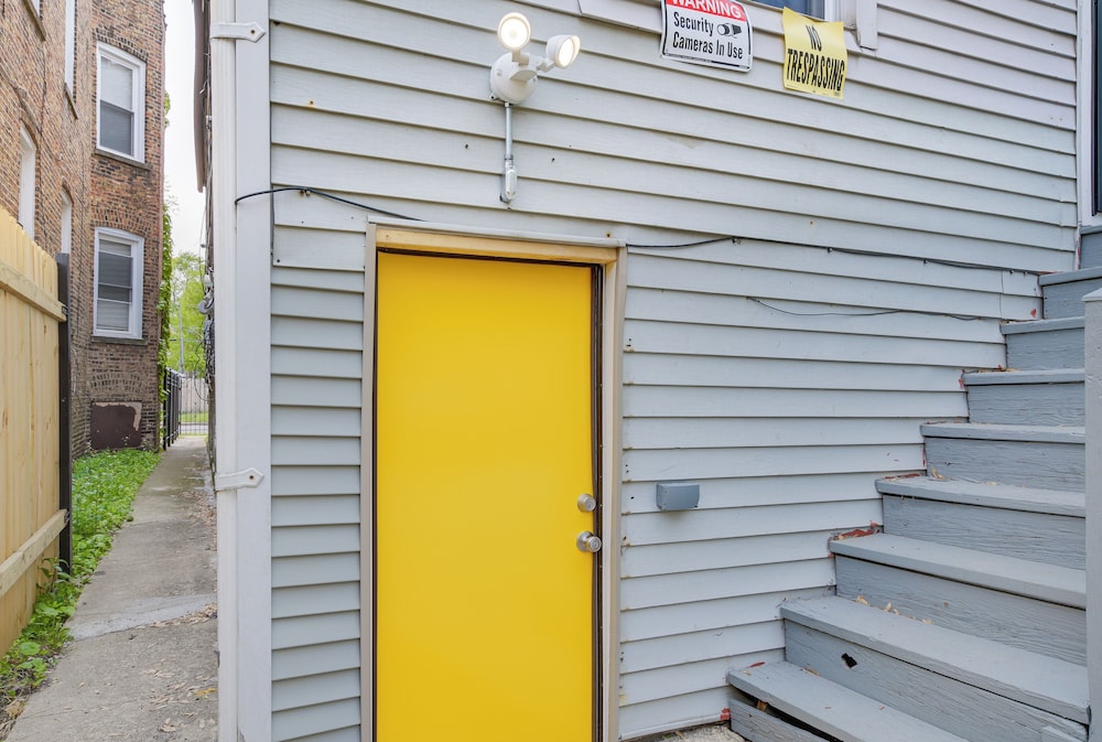 < 2 Mi to Uchicago: Pet-friendly Getaway w/ Yard