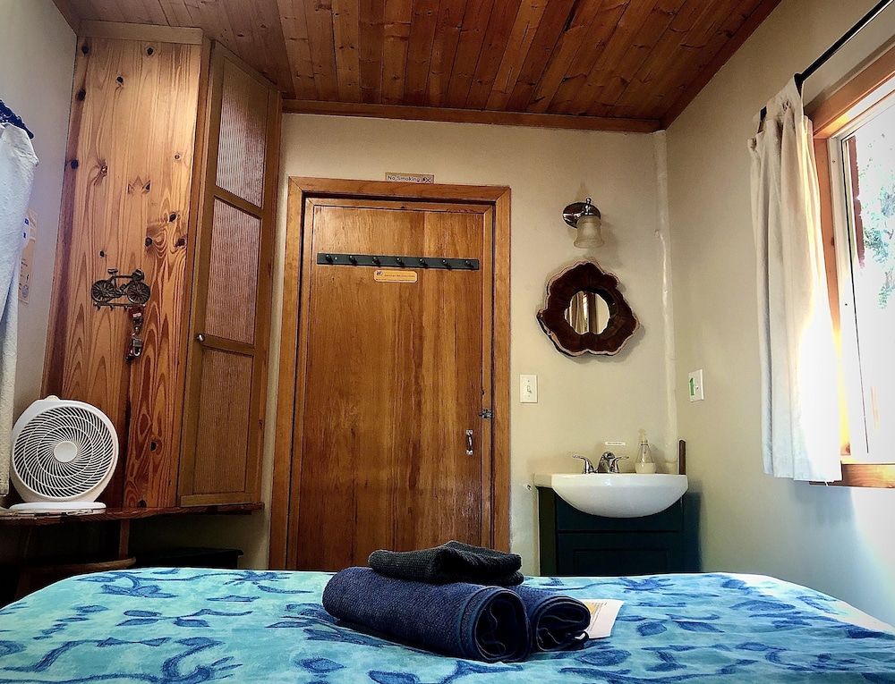 Up The Creek Backpacker's Lodge