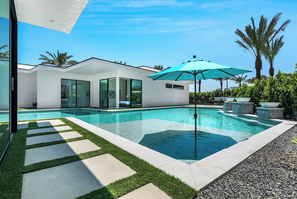 Sleeps 23 Pool, Hot Tub & Putting Green Minutes to Golf & Dining Bravo Villa #7 by Avantstay