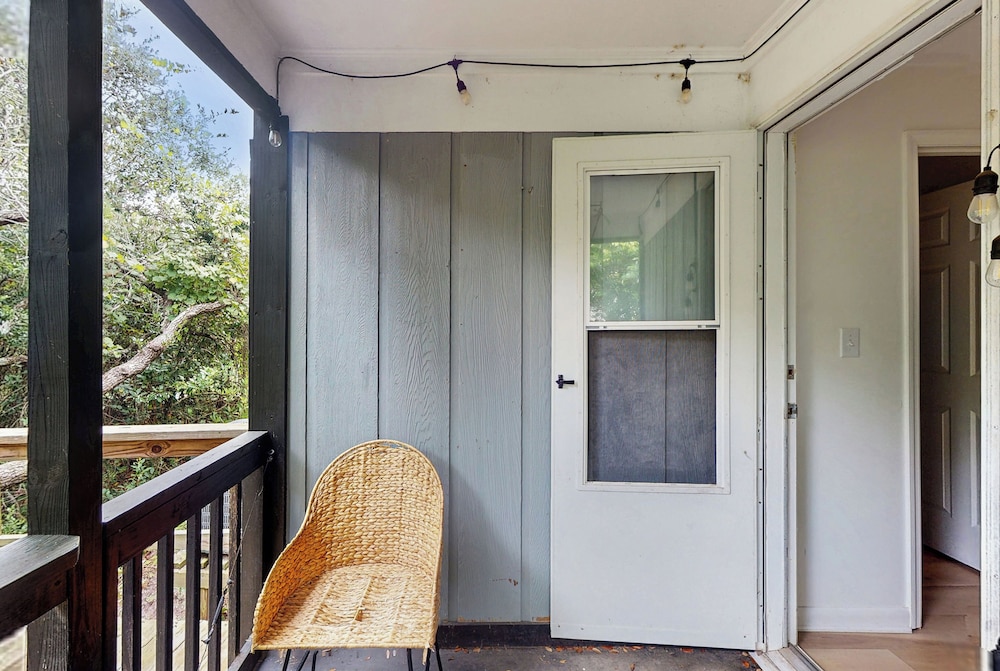 1BR Home w/ Outdoor Shower, Steps to Beach