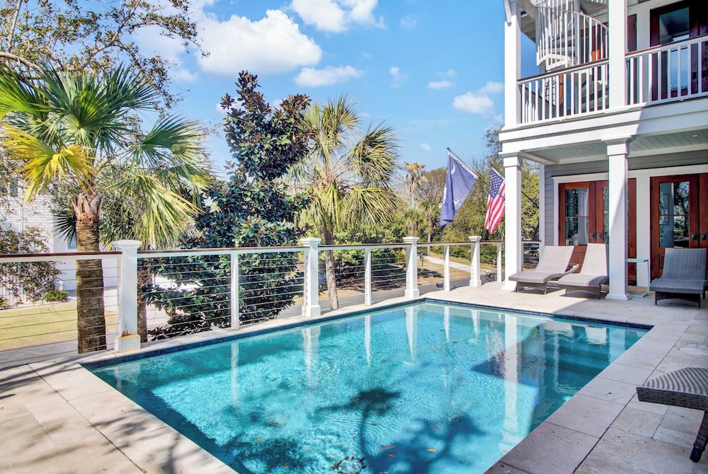 Steps to the Beach! Pool, Gym, Game Room, Movie Theater 3301 Palm by Avantstay