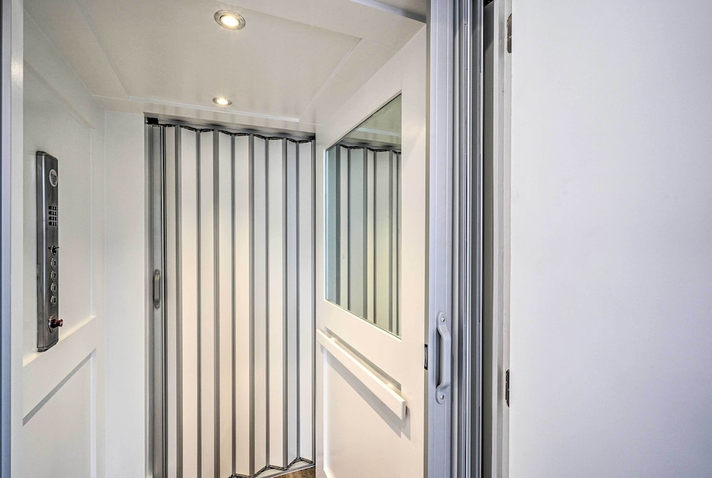Spacious & Modern Townhome 6 Mi to Duke!
