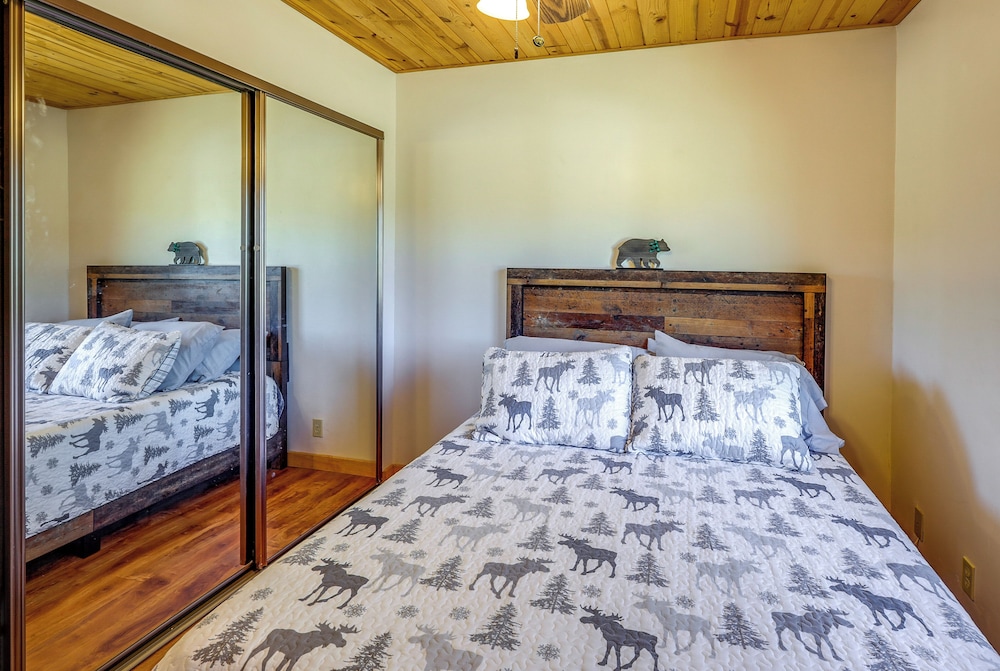 Big Bear Cabin Rental w/ Bbq: 11 Mi to Village! view 5