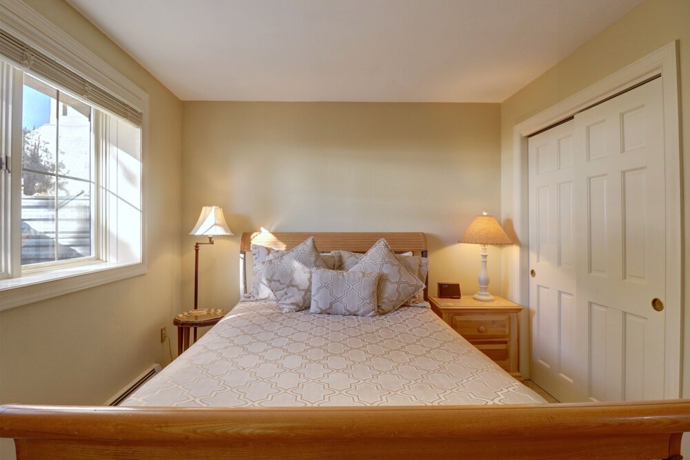Spacious Slope-side Ski-In Ski-Out Town Home, Private Garage - ER12 by Redawning view 4