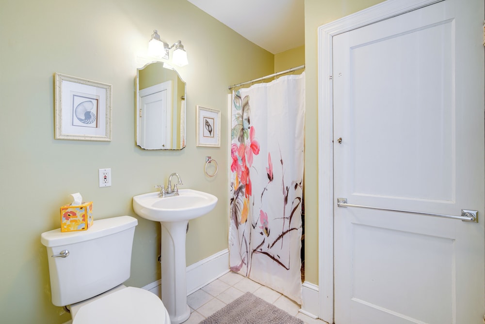 Walk to Beach: Cape May Home w/ Screened Patio!