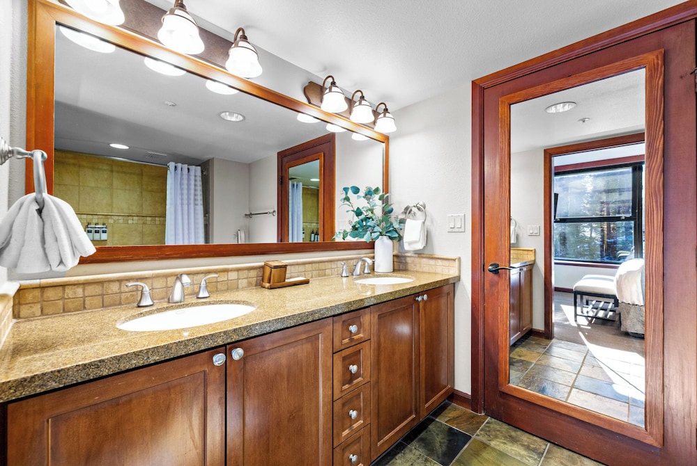 Condo w/ Fireplace & Community Perks
