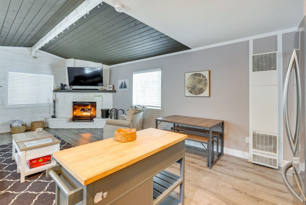 Sugarloaf Cabin w/ Fireplace Near Big Bear Lake - Property Image 13