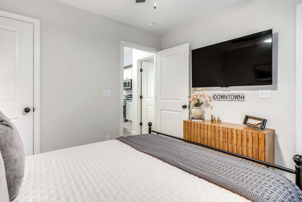 Ideal Location & Mountain Views: Chattanooga Home!