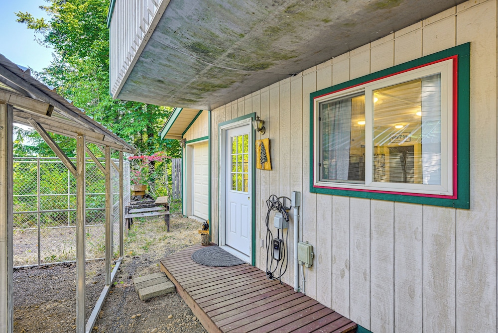 2 Mi to Lake Cushman Access: PNW Cabin Retreat!