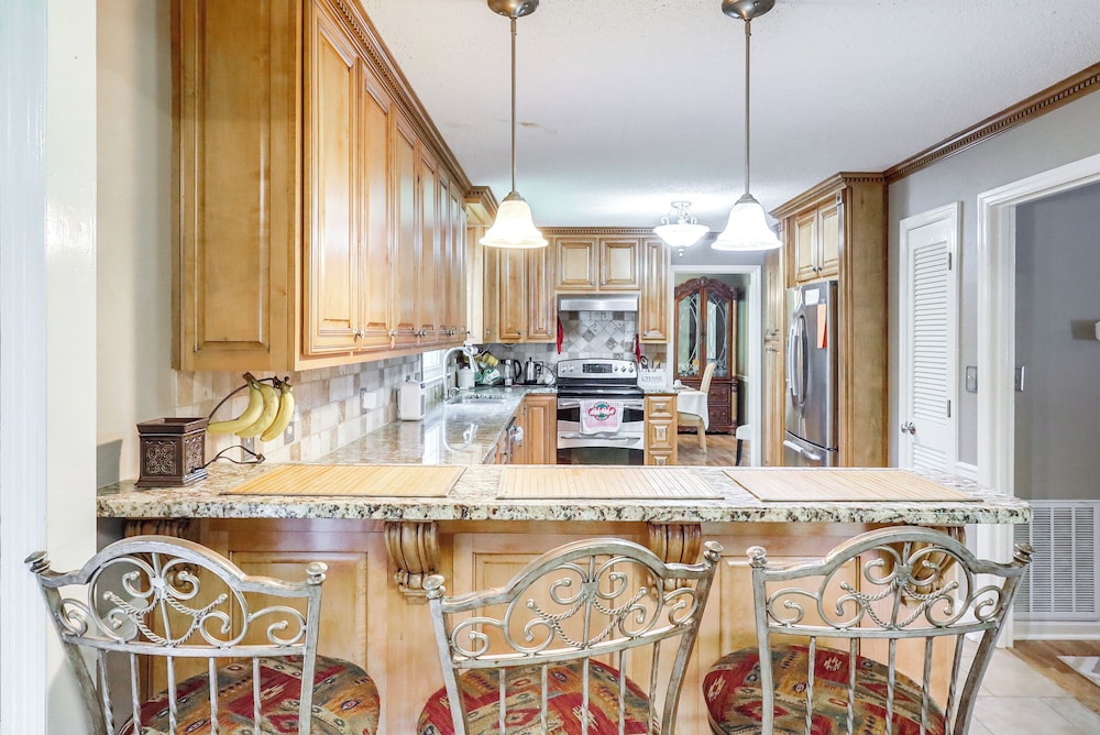 Pool & Tennis Court Access: Home in Warner Robins